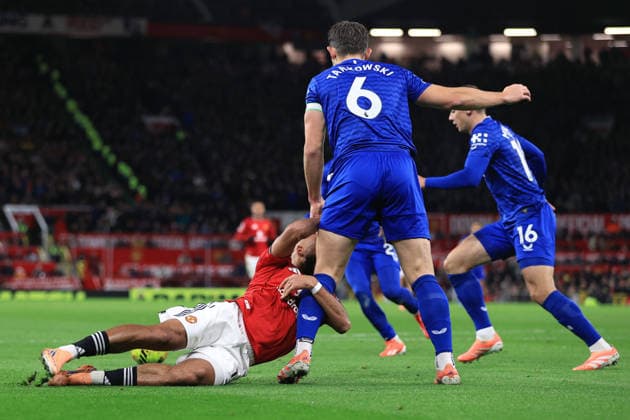 Fußball Premier League Manchester United gegen Everton 24. November 2025 Premier League Manchester United gegen Everton Bryan Mbeumo von Manchester United und James Tarkowski von Everton Foto Simon Stacpoole Abseits Manchester UK  Copyright: xSimonxStacpoolexOffside