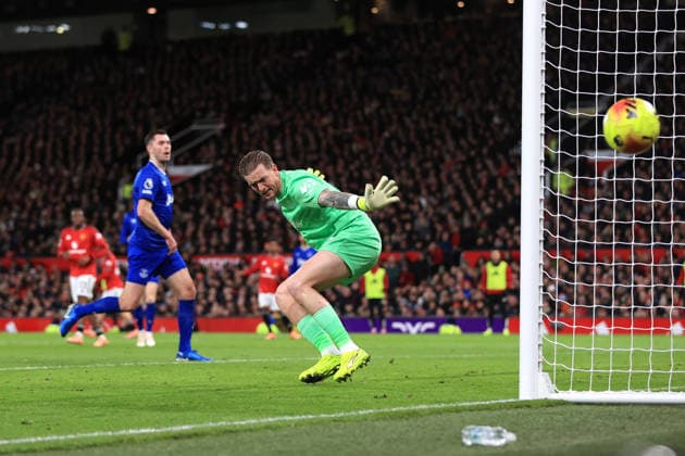 Fußball Premier League Manchester United gegen Everton 24. November 2025 Premier League Manchester United gegen Everton Everton-Torwart Jordan Pickford reagiert, als der Ball ins Aus geht Foto Simon Stacpoole Abseits Manchester UK  Copyright: xSimonxStacpoolexOffside