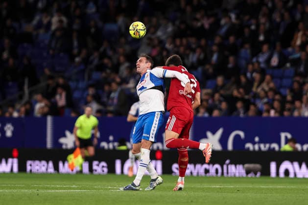 November 24, 2025, Cornella, Barcelona, SPAIN: Kike Garcia of RCD Espanyol and Andres Castrin of Sevilla FC fight for the ball during the Spanish league, La Liga EA Sports, football match played between RCD Espanyol and Sevilla FC at RCDE Stadium on November 24, 2025 in Cornella, Barcelona, Spain. Cornella SPAIN - ZUMAa181 20251124_zaa_a181_074 Copyright: xJavierxBorregox