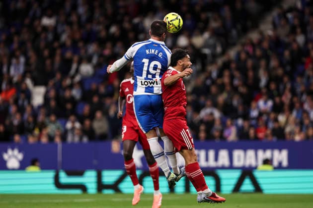 November 24, 2025, Cornella, Barcelona, SPAIN: Kike Garcia of RCD Espanyol and Gabriel Suazo of Sevilla FC compete for the ball during the Spanish league, La Liga EA Sports, football match played between RCD Espanyol and Sevilla FC at RCDE Stadium on November 24, 2025 in Cornella, Barcelona, Spain. Cornella SPAIN - ZUMAa181 20251124_zaa_a181_084 Copyright: xJavierxBorregox