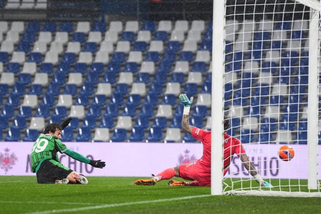 SassuoloÕs Andrea Pinamonti fights for the ball with PisaÕs goalkeeper Adrian Semper during the Serie A soccer match between Sassuolo and Pisa at the Mapei Stadium Cittˆ del Tricolore in Reggio Emilia, north Italy - Monday, November 24, 2025 - - Soccer -  Copyright: xMassimoxPaolone LaPressex