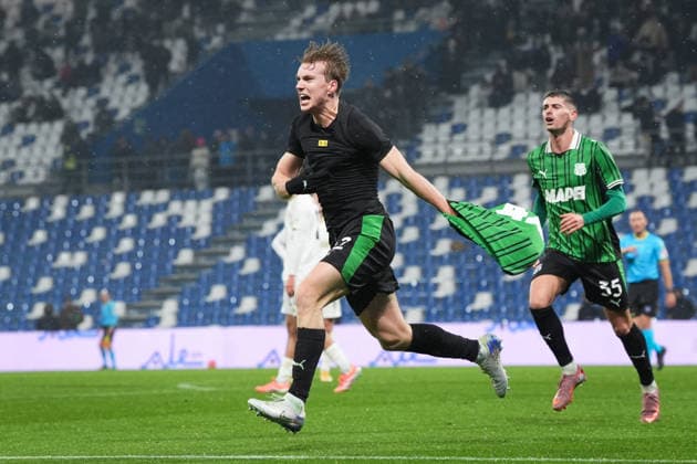 Sassuolo™s Kristian Thorstvedt celebrates after scoring the 2-2 goal for his team during the Serie A soccer match between Sassuolo and Pisa at the Mapei Stadium CittÃ del Tricolore in Reggio Emilia, north Italy - Monday, November 24, 2025 - - Soccer -  Copyright: xMassimoxPaolone LaPressex
