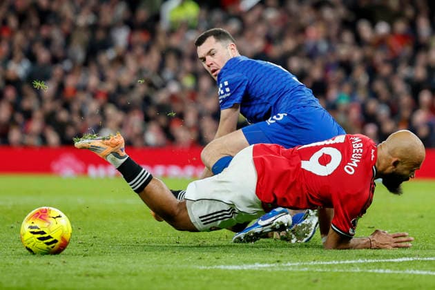 Manchester United, ManU v Everton - Premier League Bryan Mbeumo of Manchester United and Michael Keane of Everton challenge during the Premier League match between Manchester United and Everton at Old Trafford on November 24, 2025 in Manchester, England. Manchester Old Trafford England United Kingdom Copyright: xRichardxSellers Sportsphoto APLx 14142623