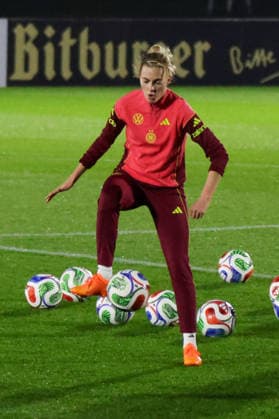 24 11 2025, xgrfx, Football DFB Media Dates, DFB German Womens National Team Training v l Laura Freigang German Womens National Team DFL DFB REGULATIONS PROHIBIT ANY USE OF PHOTOGRAPHS as IMAGE SEQUENCES and or QUASI VIDEO Frankfurt am Main