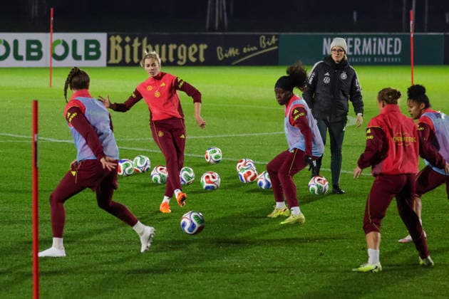 24 11 2025, xgrfx, Fußball DFB Medientermine, DFB Deutsche Frauennationalmannschaft Training v l Ena Mahmutovic, Laura Freigang, Nicole Anyomi, Lisanne Gräwe Deutsche Frauennationalmannschaft DFL DFB REGULATIONS PROHIBIT ANY USE OF PHOTOGRAPHS as IMAGE SEQUENCES and or QUASI VIDEO Frankfurt am Main