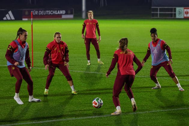 24 11 2025, xgrfx, Fußball DFB Medientermine, DFB Deutsche Frauennationalmannschaft Training v l Ena Mahmutovic, Lisanne Gräwe, Jule Brand, Shkeira Martinez Deutsche Frauennationalmannschaft DFL DFB REGULATIONS PROHIBIT ANY USE OF PHOTOGRAPHS as IMAGE SEQUENCES and or QUASI VIDEO Frankfurt am Main