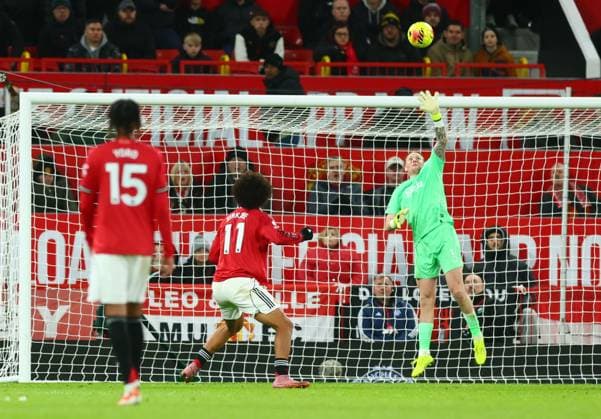 Jordan Pickford of Everton saves from Joshua Zirkzee of Manchester United, ManU Manchester United v Everton, Premier League, Football, Old Trafford, Manchester, UK - 24 Nov 2025Manchester Old Trafford United Kingdom EDITORIAL USE ONLY No use with unauthorised audio, video, data, fixture lists, club league logos or live services. Online in-match use limited to 120 images, no video emulation. No use in betting, games or single club league player publications. Copyright: xPaulxCurrie Shutterstockx 15918214dm