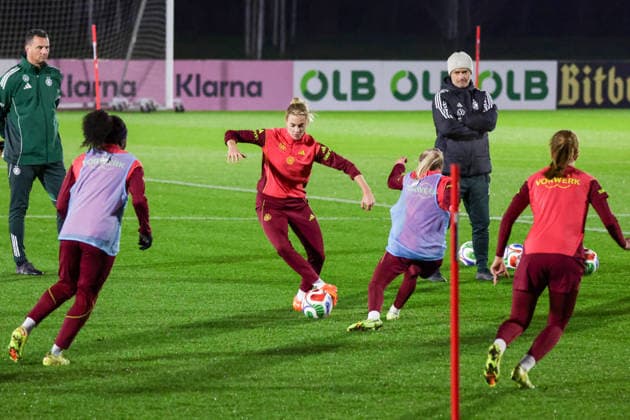 24 11 2025, xgrfx, Football DFB Media Dates, DFB German Womens National Team Training f l Nicole Anyomi, Laura Freigang, Elisa Senß German Womens National Team DFL DFB REGULATIONS PROHIBIT ANY USE OF PHOTOGRAPHS as IMAGE SEQUENCES and or QUASI VIDEO Frankfurt am Main