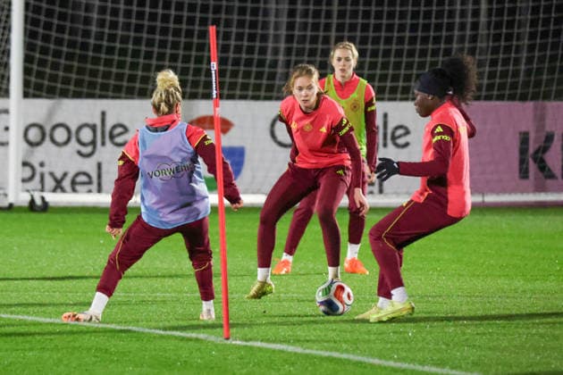 24 11 2025, xgrfx, Football DFB Media Dates, DFB German Womens National Team Training f l Linda Dallmann, Sjoeke Nüsken, Nicole Anyomi German Womens National Team DFL DFB REGULATIONS PROHIBIT ANY USE OF PHOTOGRAPHS as IMAGE SEQUENCES and or QUASI VIDEO Frankfurt am Main