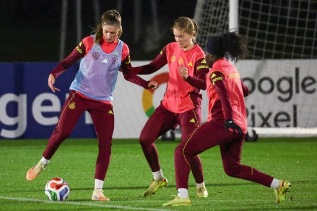 24 11 2025, xgrfx, Football DFB Media Dates, DFB German Womens National Team Training f l Jule Brand, Sjoeke Nüsken, Nicole Anyomi German Womens National Team DFL DFB REGULATIONS PROHIBIT ANY USE OF PHOTOGRAPHS as IMAGE SEQUENCES and or QUASI VIDEO Frankfurt am Main