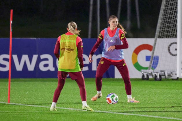 24 11 2025, xgrfx, Football DFB Media Dates, DFB German Womens National Team Training v l Elisa Senß, Jule Brand German Womens National Team DFL DFB REGULATIONS PROHIBIT ANY USE OF PHOTOGRAPHS as IMAGE SEQUENCES and or QUASI VIDEO Frankfurt am Main