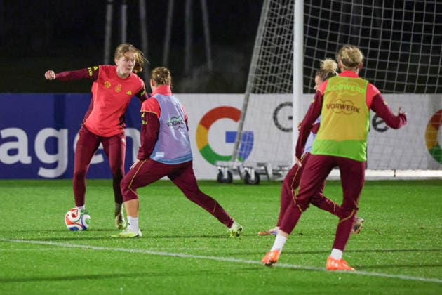 24 11 2025, xgrfx, Football DFB Media Dates, DFB German Womens National Team Training v l Sjoeke Nüsken, Lisanne Gräwe German Womens National Team DFL DFB REGULATIONS PROHIBIT ANY USE OF PHOTOGRAPHS as IMAGE SEQUENCES and or QUASI VIDEO Frankfurt am Main