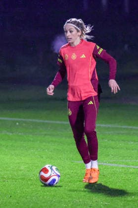 24 11 2025, xgrfx, Football DFB Media Dates, DFB German Womens National Team Training v l Kathrin Hendrich German Womens National Team DFL DFB REGULATIONS PROHIBIT ANY USE OF PHOTOGRAPHS as IMAGE SEQUENCES and or QUASI VIDEO Frankfurt am Main