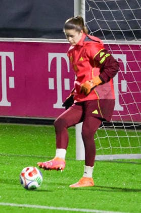 24 11 2025, xgrfx, Football DFB Media Dates, DFB German Womens National Team Training v l Stina Johannes German Womens National Team DFL DFB REGULATIONS PROHIBIT ANY USE OF PHOTOGRAPHS as IMAGE SEQUENCES and or QUASI VIDEO Frankfurt am Main