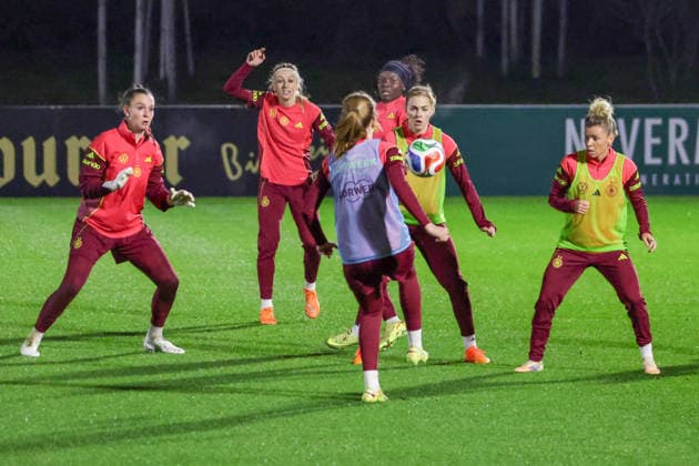 24 11 2025, xgrfx, Fußball DFB Medientermine, DFB Deutsche Frauennationalmannschaft Training f l Ena Mahmutovic, Kathrin Hendrich, Sjoeke Nüsken, Laura Freigang, Linda Dallmann Deutsche Frauennationalmannschaft DFL DFB REGULATIONS PROHIBIT ANY USE OF PHOTOGRAPHS as IMAGE SEQUENCES and or QUASI VIDEO Frankfurt am Main