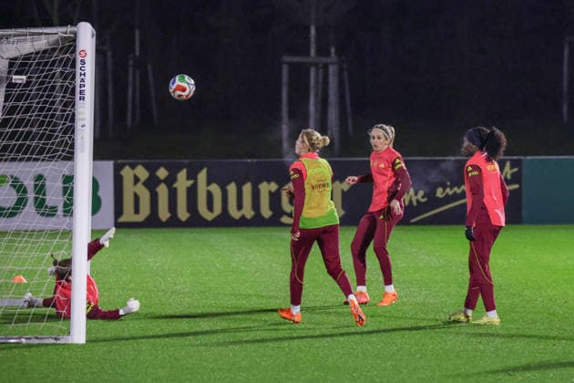 24 11 2025, xgrfx, Fußball DFB Medientermine, DFB Deutsche Frauennationalmannschaft Training v l Ena Mahmutovic, Laura Freigang, Kathrin Hendrich, Nicole Anyomi Deutsche Frauennationalmannschaft DFL DFB REGULATIONS PROHIBIT ANY USE OF PHOTOGRAPHS as IMAGE SEQUENCES and or QUASI VIDEO Frankfurt am Main