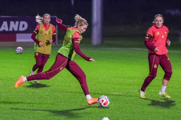 24 11 2025, xgrfx, Football DFB Media Dates, DFB German Womens National Team Training v l Laura Freigang German Womens National Team DFL DFB REGULATIONS PROHIBIT ANY USE OF PHOTOGRAPHS as IMAGE SEQUENCES and or QUASI VIDEO Frankfurt am Main