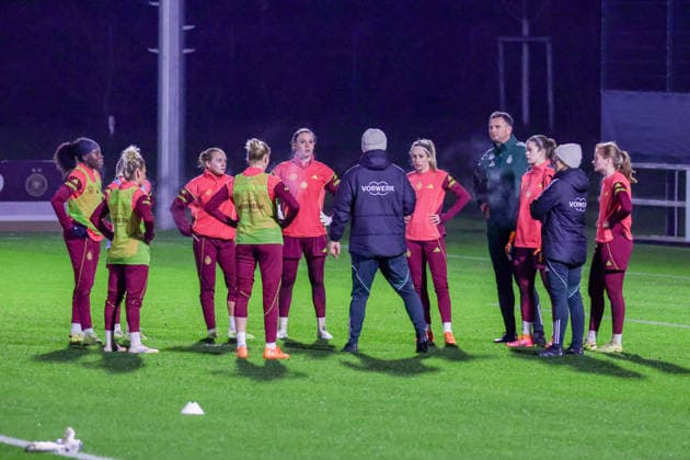 24 11 2025, xgrfx, Football DFB Media Dates, DFB German Womens National Team Training v l Christian Wück leads the training of the German National Team German Womens National Team DFL DFB REGULATIONS PROHIBIT ANY USE OF PHOTOGRAPHS as IMAGE SEQUENCES and or QUASI VIDEO Frankfurt am Main