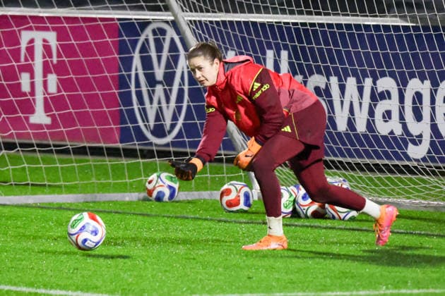 24 11 2025, xgrfx, Football DFB Media Dates, DFB German Womens National Team Training v l Stina Johannes German Womens National Team DFL DFB REGULATIONS PROHIBIT ANY USE OF PHOTOGRAPHS as IMAGE SEQUENCES and or QUASI VIDEO Frankfurt am Main