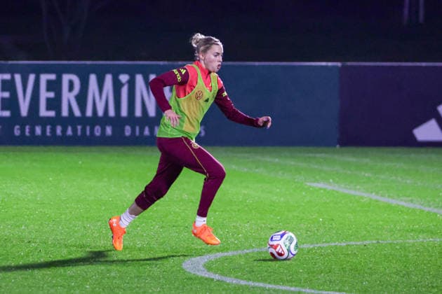 24 11 2025, xgrfx, Football DFB Media Dates, DFB German Womens National Team Training v l Laura Freigang German Womens National Team DFL DFB REGULATIONS PROHIBIT ANY USE OF PHOTOGRAPHS as IMAGE SEQUENCES and or QUASI VIDEO Frankfurt am Main