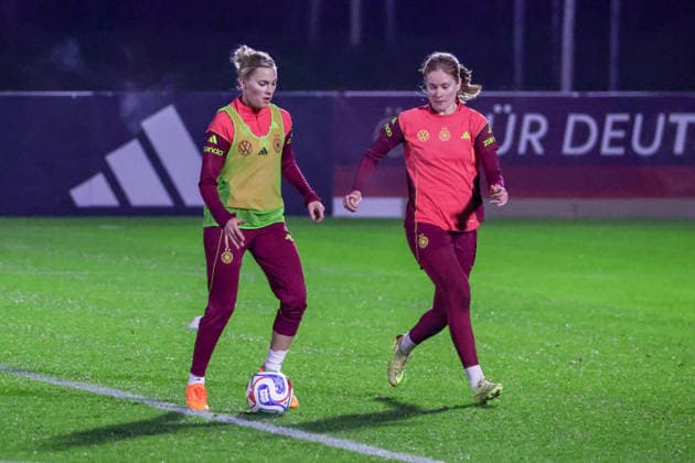 24 11 2025, xgrfx, Football DFB Media Dates, DFB German Womens National Team Training v l Laura Freigang, Sjoeke Nüsken German Womens National Team DFL DFB REGULATIONS PROHIBIT ANY USE OF PHOTOGRAPHS as IMAGE SEQUENCES and or QUASI VIDEO Frankfurt am Main