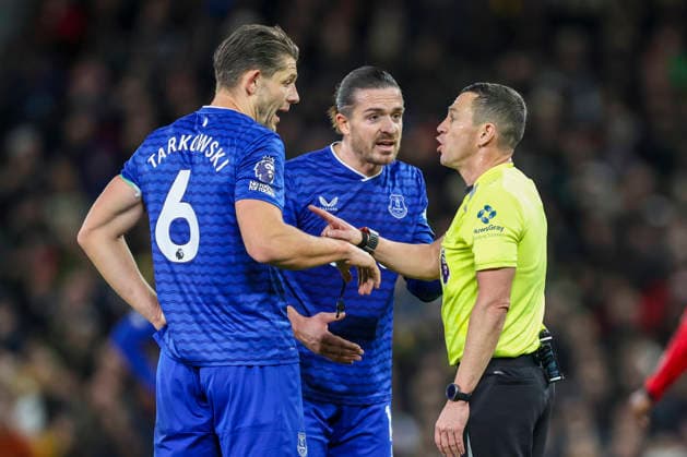Manchester United, ManU v Everton, Premier League Everton defender James Tarkowski (6) and Everton midfielder Jack Grealish (18) speak with Referee Tony Harrington during the Manchester United v Everton Premier League match at Old Trafford, Manchester, England on 24 November 2025 Credit: Phil Duncan Every Second Media Editorial use only. All images are copyright Every Second Media Limited. No images may be reproduced without prior permission. All rights reserved. Premier League and Football League images are subject to licensing agreements with Football DataCo Limited. see https: www.football-dataco.com Copyright: xIMAGO EveryxSecondxMediax ESM-1675-0096 PhilxDuncanx xEveryxSecondxMediax