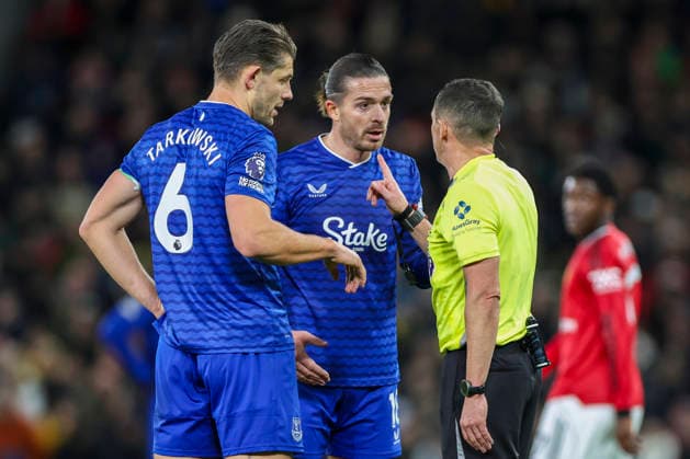Manchester United, ManU v Everton, Premier League Everton defender James Tarkowski (6) and Everton midfielder Jack Grealish (18) speak with Referee Tony Harrington during the Manchester United v Everton Premier League match at Old Trafford, Manchester, England on 24 November 2025 Credit: Phil Duncan Every Second Media Editorial use only. All images are copyright Every Second Media Limited. No images may be reproduced without prior permission. All rights reserved. Premier League and Football League images are subject to licensing agreements with Football DataCo Limited. see https: www.football-dataco.com Copyright: xIMAGO EveryxSecondxMediax ESM-1675-0097 PhilxDuncanx xEveryxSecondxMediax