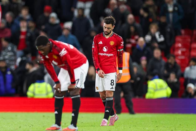 Manchester United, ManU v Everton, Premier League Manchester United midfielder Bruno Fernandes (8) dejected after losing during the Manchester United v Everton Premier League match at Old Trafford, Manchester, England on 24 November 2025 Credit: Phil Duncan Every Second Media Editorial use only. All images are copyright Every Second Media Limited. No images may be reproduced without prior permission. All rights reserved. Premier League and Football League images are subject to licensing agreements with Football DataCo Limited. see https: www.football-dataco.com Copyright: xIMAGO EveryxSecondxMediax ESM-1675-0104 PhilxDuncanx xEveryxSecondxMediax