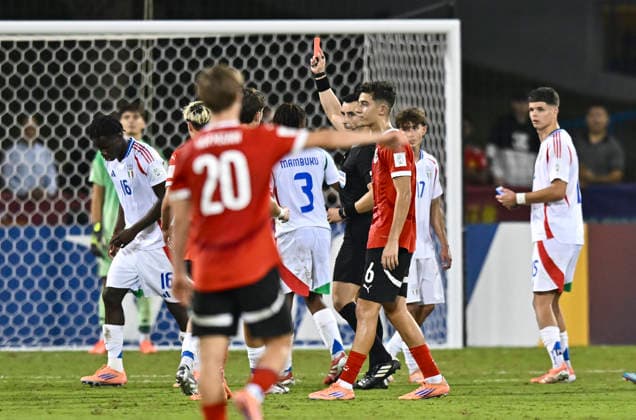 Austria v Italy : Semi-final- FIFA U-17 World Cup Qatar 2025 Referee Fernando Vejar of Chile show the red card to Benit Borasio (L) of Italy during the FIFA U-17 World Cup Qatar 2025 Semi-final match between Austria and Italy in Doha, Qatar, on November 24, 2025. DOHA Qatar Copyright: xNOUSHADxTHEKKAYILx