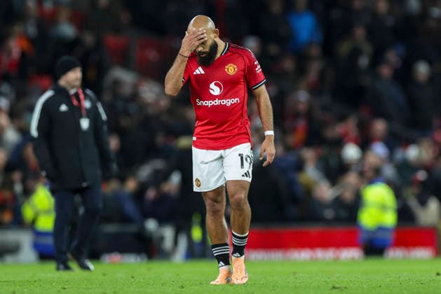 Manchester United, ManU v Everton, Premier League Manchester United forward Bryan Mbeumo (19) dejected after losing during the Manchester United v Everton Premier League match at Old Trafford, Manchester, England on 24 November 2025 Credit: Phil Duncan Every Second Media Editorial use only. All images are copyright Every Second Media Limited. No images may be reproduced without prior permission. All rights reserved. Premier League and Football League images are subject to licensing agreements with Football DataCo Limited. see https: www.football-dataco.com Copyright: xIMAGO EveryxSecondxMediax ESM-1675-0107 PhilxDuncanx xEveryxSecondxMediax