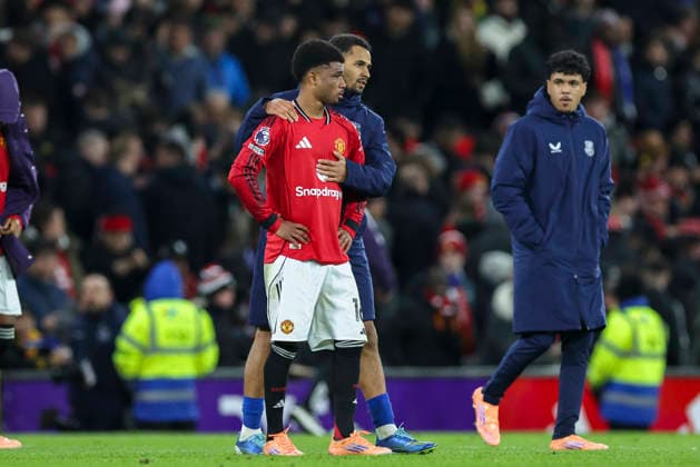Manchester United, ManU v Everton, Premier League Manchester United midfielder Amad Diallo (16) dejected after losing during the Manchester United v Everton Premier League match at Old Trafford, Manchester, England on 24 November 2025 Credit: Phil Duncan Every Second Media Editorial use only. All images are copyright Every Second Media Limited. No images may be reproduced without prior permission. All rights reserved. Premier League and Football League images are subject to licensing agreements with Football DataCo Limited. see https: www.football-dataco.com Copyright: xIMAGO EveryxSecondxMediax ESM-1675-0108 PhilxDuncanx xEveryxSecondxMediax