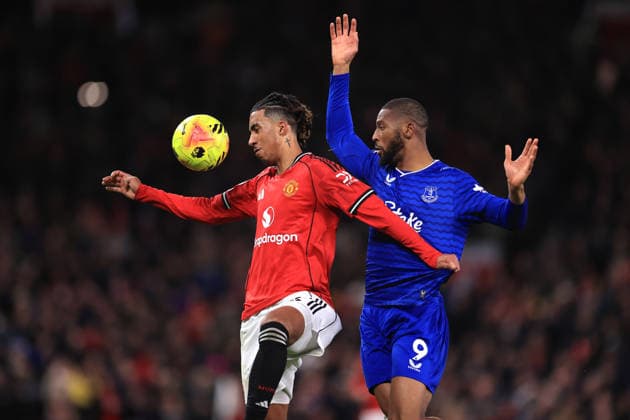 Fußball Premier League Manchester United gegen Everton 24. November 2025 Premier League Manchester United gegen Everton Leny Yoro von Manchester United und Beto von Everton Foto Simon Stacpoole Abseits Manchester UK  Copyright: xSimonxStacpoolexOffside