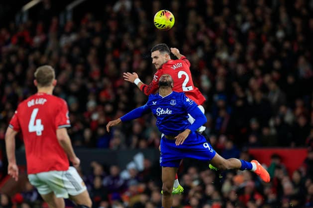 Manchester United, ManU v Everton Premier League 24 11 2025. Diogo Dalot (2) of Manchester United beats Beto (9) of Everton to the header during the Premier League match between Manchester United and Everton at Old Trafford, Manchester, England on 24 November 2025. Manchester Old Trafford Greater Manchester England Editorial use only DataCo restrictions apply See www.football-dataco.com , Copyright: xConorxMolloyx PSI-23262-0064