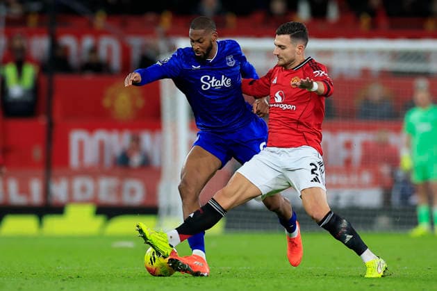 Manchester United, ManU v Everton Premier League 24 11 2025. Diogo Dalot (2) of Manchester United and Beto (9) of Everton challenge for the ball during the Premier League match between Manchester United and Everton at Old Trafford, Manchester, England on 24 November 2025. Manchester Old Trafford Greater Manchester England Editorial use only DataCo restrictions apply See www.football-dataco.com , Copyright: xConorxMolloyx PSI-23262-0065