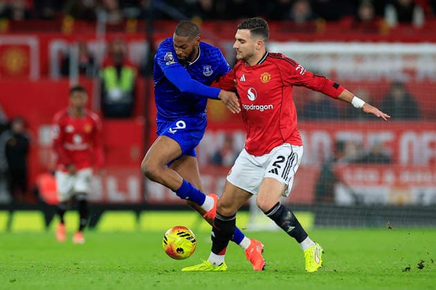 Manchester United, ManU v Everton Premier League 24 11 2025. Diogo Dalot (2) of Manchester United and Beto (9) of Everton challenge for the ball during the Premier League match between Manchester United and Everton at Old Trafford, Manchester, England on 24 November 2025. Manchester Old Trafford Greater Manchester England Editorial use only DataCo restrictions apply See www.football-dataco.com , Copyright: xConorxMolloyx PSI-23262-0066