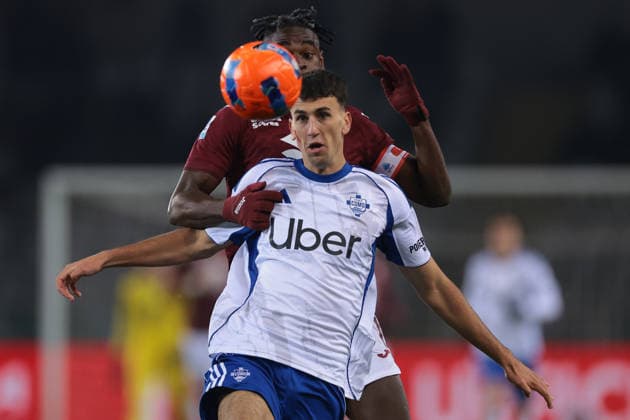Turin, Italy, 24th November 2025. Duvan Zapata of Torino FC tussles with Jacobo Ramon of Como 1907 during the Torino vs Como 1907 Serie A match at Stadio Grande Torino, Turin. Picture credit should read: Jonathan Moscrop Sportimage EDITORIAL USE ONLY. No use with unauthorised audio, video, data, fixture lists, club league logos or live services. Online in-match use limited to 120 images, no video emulation. No use in betting, games or single club league player publications. SPI_090_JM_TORO_COMO SPI-4297-0090