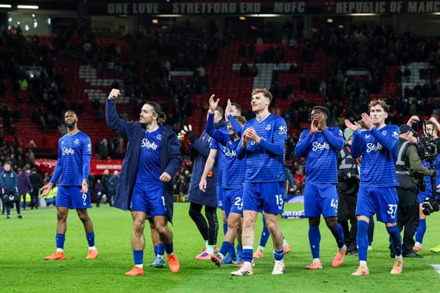 Manchester United, ManU v Everton, Premier League Everton midfielder Jack Grealish (18) Everton defender Jake O Brien (15) and Everton midfielder James Garner (37) celebrate winning during the Manchester United v Everton Premier League match at Old Trafford, Manchester, England on 24 November 2025 Credit: Phil Duncan Every Second Media Editorial use only. All images are copyright Every Second Media Limited. No images may be reproduced without prior permission. All rights reserved. Premier League and Football League images are subject to licensing agreements with Football DataCo Limited. see https: www.football-dataco.com Copyright: xIMAGO EveryxSecondxMediax ESM-1675-0113 PhilxDuncanx xEveryxSecondxMediax