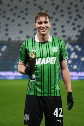 SassuoloÕs Kristian Thorstvedt Panini Player of the match at the end of the Serie A soccer match between Sassuolo and Pisa at the Mapei Stadium Cittˆ del Tricolore in Reggio Emilia, north Italy - Monday, November 24, 2025 - - Soccer -  Copyright: xMassimoxPaolone LaPressex
