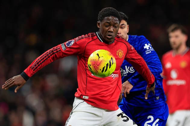 Manchester United, ManU v Everton Premier League 24 11 2025. Kobbie Mainoo (37) of Manchester United controls the ball during the Premier League match between Manchester United and Everton at Old Trafford, Manchester, England on 24 November 2025. Manchester Old Trafford Greater Manchester England Editorial use only DataCo restrictions apply See www.football-dataco.com , Copyright: xConorxMolloyx PSI-23262-0072