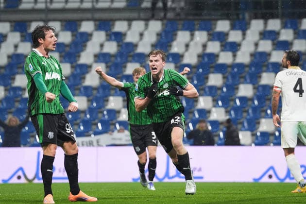Sassuolo™s Kristian Thorstvedt celebrates after scoring the 2-2 goal for his team during the Serie A soccer match between Sassuolo and Pisa at the Mapei Stadium CittÃ del Tricolore in Reggio Emilia, north Italy - Monday, November 24, 2025 - - Soccer -  Copyright: xMassimoxPaolone LaPressex