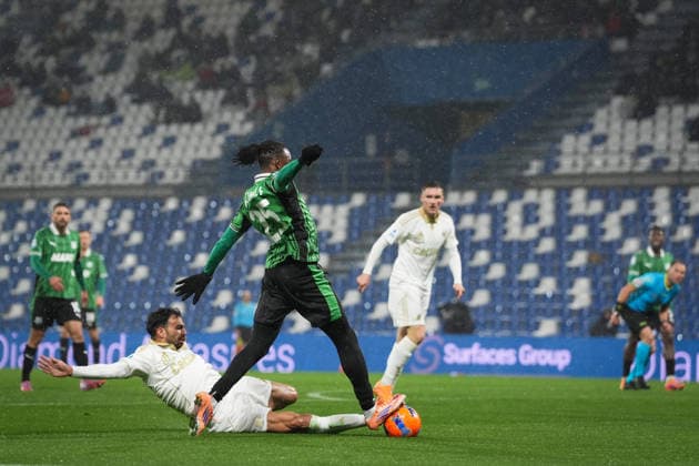 SassuoloÕs Agustin Alvarez fights for the ball with PisaÕs Mert Durmush during the Serie A soccer match between Sassuolo and Pisa at the Mapei Stadium Cittˆ del Tricolore in Reggio Emilia, north Italy - Monday, November 24, 2025 - - Soccer -  Copyright: xMassimoxPaolone LaPressex