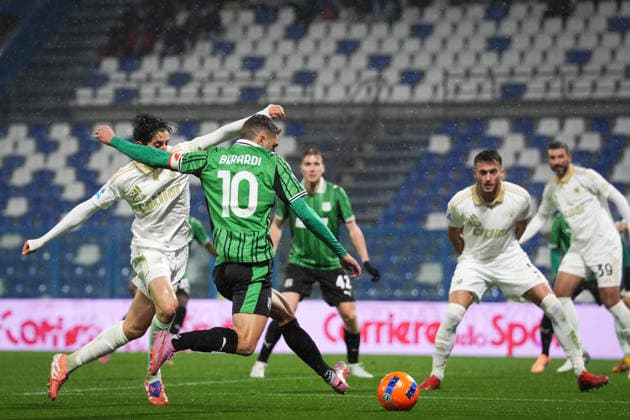 SassuoloÕs Domenico Berardi fights for the ball with PisaÕs Samuele Angori during the Serie A soccer match between Sassuolo and Pisa at the Mapei Stadium Cittˆ del Tricolore in Reggio Emilia, north Italy - Monday, November 24, 2025 - - Soccer -  Copyright: xMassimoxPaolone LaPressex