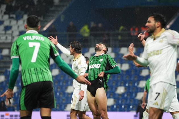 SassuoloÕs Domenico Berardi reacts after missing a scoring chance during the Serie A soccer match between Sassuolo and Pisa at the Mapei Stadium Cittˆ del Tricolore in Reggio Emilia, north Italy - Monday, November 24, 2025 - - Soccer -  Copyright: xMassimoxPaolone LaPressex