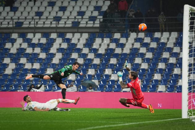 SassuoloÕs Andrea Pinamonti fights for the ball with PisaÕs Alexander Lind and PisaÕs goalkeeper Adrian Semper during the Serie A soccer match between Sassuolo and Pisa at the Mapei Stadium Cittˆ del Tricolore in Reggio Emilia, north Italy - Monday, November 24, 2025 - - Soccer -  Copyright: xMassimoxPaolone LaPressex