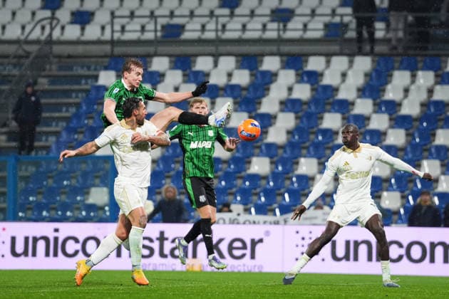 SassuoloÕs Kristian Thorstvedt goal 2-2 during the Serie A soccer match between Sassuolo and Pisa at the Mapei Stadium Cittˆ del Tricolore in Reggio Emilia, north Italy - Monday, November 24, 2025 - - Soccer -  Copyright: xMassimoxPaolone LaPressex