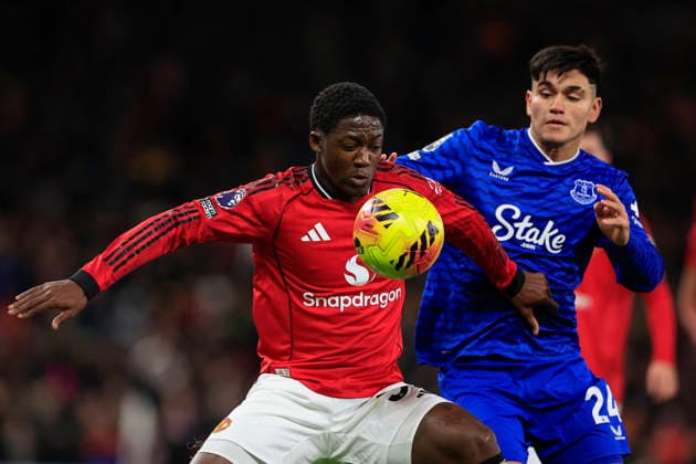 Manchester United, ManU v Everton Premier League 24 11 2025. Kobbie Mainoo (37) of Manchester United controls the ball under pressure from Carlos Alcaraz (24) of Everton during the Premier League match between Manchester United and Everton at Old Trafford, Manchester, England on 24 November 2025. Manchester Old Trafford Greater Manchester England Editorial use only DataCo restrictions apply See www.football-dataco.com , Copyright: xConorxMolloyx PSI-23262-0074