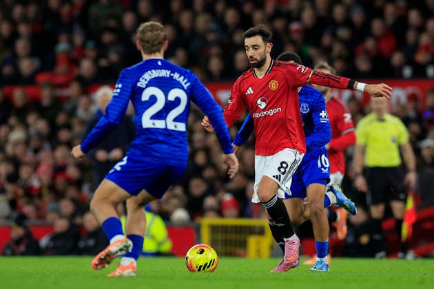 Manchester United, ManU v Everton Premier League 24 11 2025. Bruno Fernandes (8) of Manchester United runs with the ball during the Premier League match between Manchester United and Everton at Old Trafford, Manchester, England on 24 November 2025. Manchester Old Trafford Greater Manchester England Editorial use only DataCo restrictions apply See www.football-dataco.com , Copyright: xConorxMolloyx PSI-23262-0084