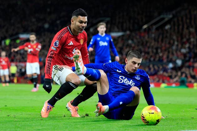 Manchester United, ManU v Everton Premier League 24 11 2025. Vitaliy Mykolenko (16) of Everton and Casemiro (18) of Manchester United challenge for the ball during the Premier League match between Manchester United and Everton at Old Trafford, Manchester, England on 24 November 2025. Manchester Old Trafford Greater Manchester England Editorial use only DataCo restrictions apply See www.football-dataco.com , Copyright: xConorxMolloyx PSI-23262-0089