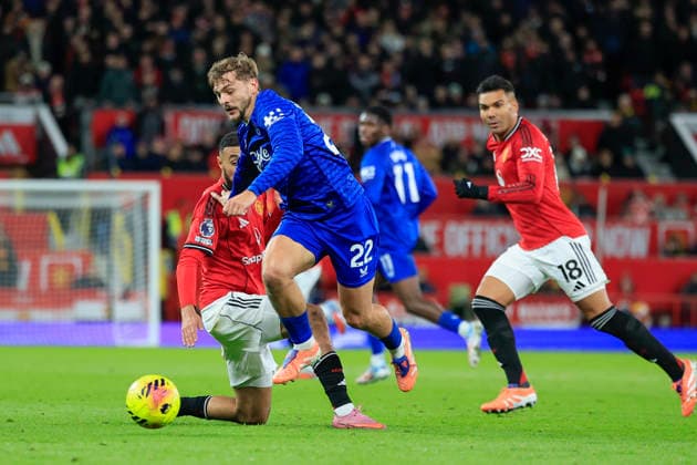 Manchester United, ManU v Everton Premier League 24 11 2025. Kiernan Dewsbury-Hall (22) of Everton runs with the ball during the Premier League match between Manchester United and Everton at Old Trafford, Manchester, England on 24 November 2025. Manchester Old Trafford Greater Manchester England Editorial use only DataCo restrictions apply See www.football-dataco.com , Copyright: xConorxMolloyx PSI-23262-0093