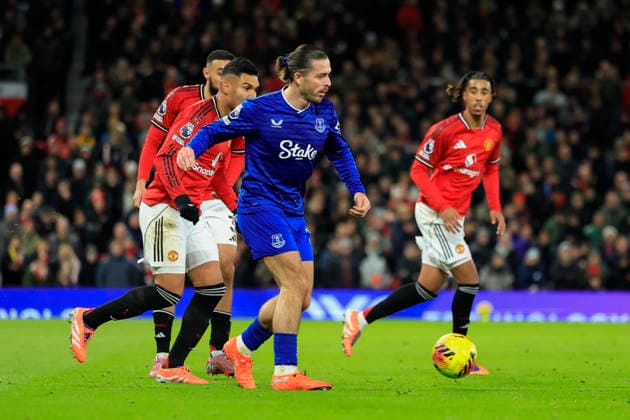 Manchester United, ManU v Everton Premier League 24 11 2025. Jack Grealish (18) of Everton passes the ball during the Premier League match between Manchester United and Everton at Old Trafford, Manchester, England on 24 November 2025. Manchester Old Trafford Greater Manchester England Editorial use only DataCo restrictions apply See www.football-dataco.com , Copyright: xConorxMolloyx PSI-23262-0094